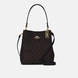 Small Town Bucket Bag In Signature Canvas
STYLE ID: 2312
COLOR: GOLD/BROWN BLACK